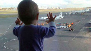 Olvidó a su bebé en el aeropuerto y obligó a que un avión volviera