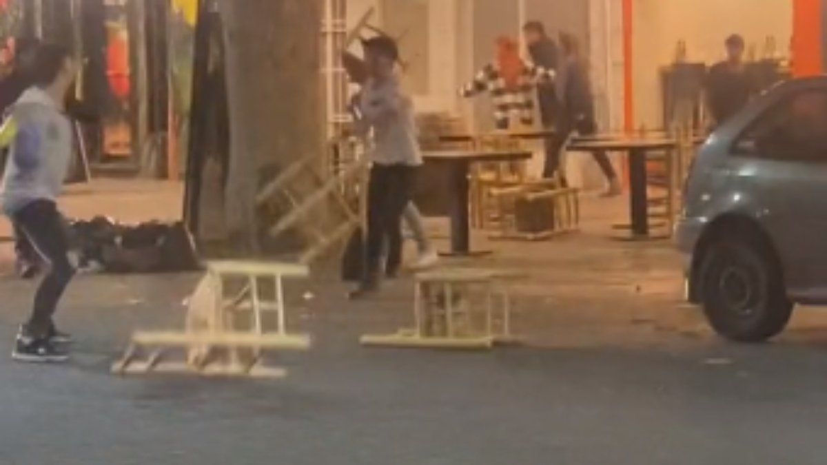 Los violentos se revolearon sillas de un bar de la Arístides Villanueva.