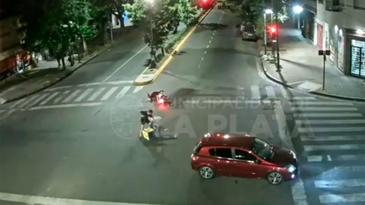 Un automovilista golpeó con puños y patadas al delivery que lo chocó con su moto.