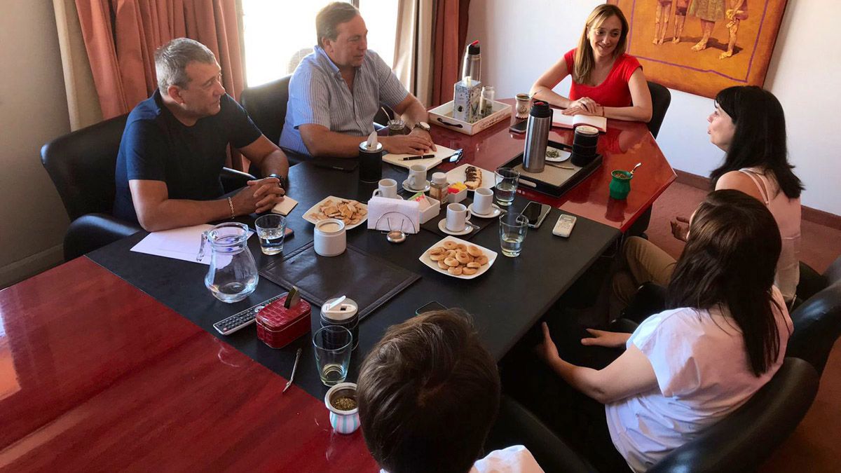 Adolfo Bermejo, Martín Aveiro y Anabel Fernández Sagasti, con miembros de la escuela de cine de Mendoza.