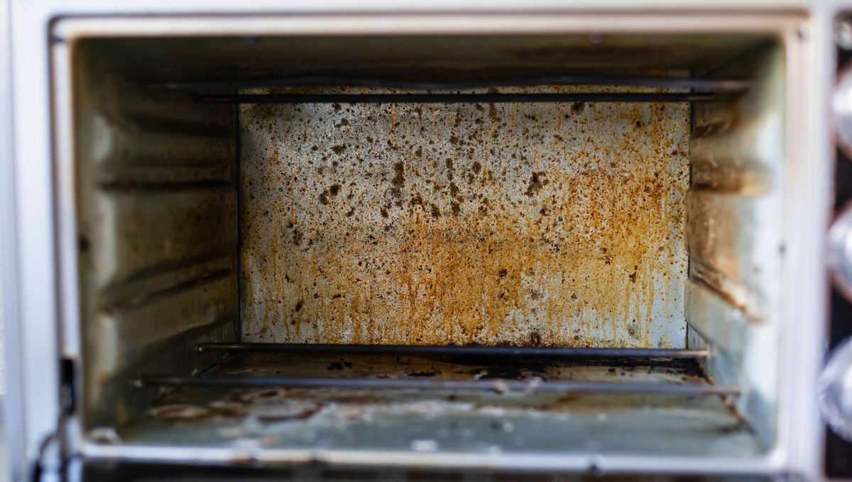 También se puede limpiar el interior del horno usando vinagre. También se puede limpiar el interior del horno usando vinagre. 