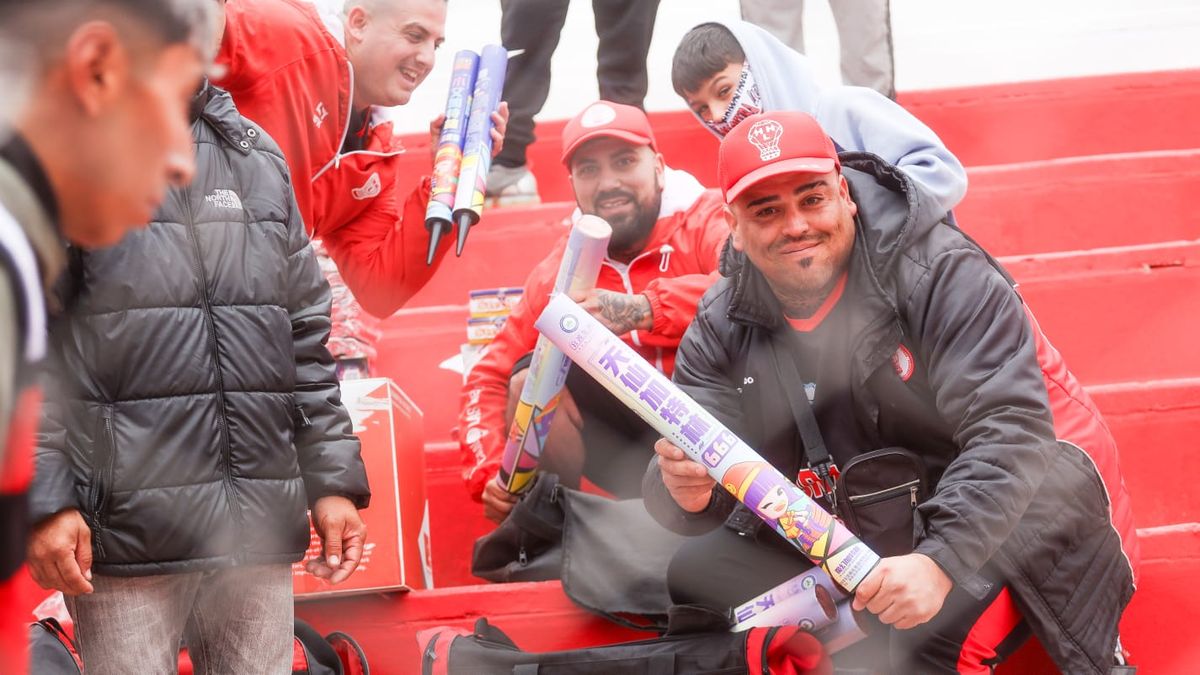 Preparando las bengalas para recibir al Globito en el estadio General San Martín de calle Olascoaga.