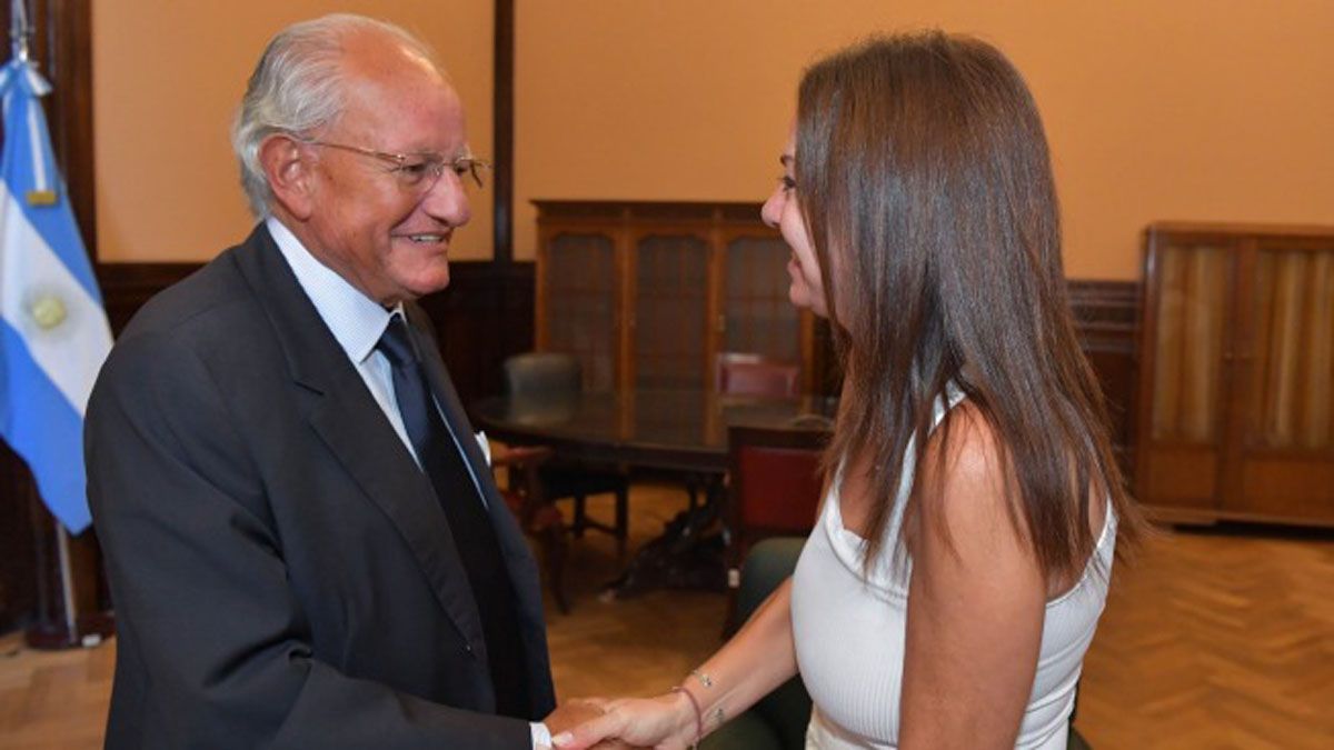 El saludo entre Albino y Pettovello. El saludo entre Albino y Pettovello.