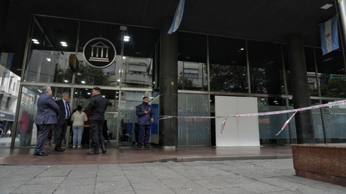 Un hombre de 30 años, furioso porque le negaron un crédito, decidió chocar violentamente su automóvil contra el edificio Un hombre de 30 años, furioso porque le negaron un crédito, decidió chocar violentamente su automóvil contra el edificio