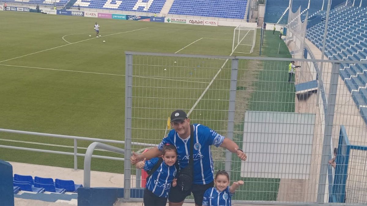Diego posa con sus hijos en el Gambarte antes del partido de Godoy Cruz con San Miguel.