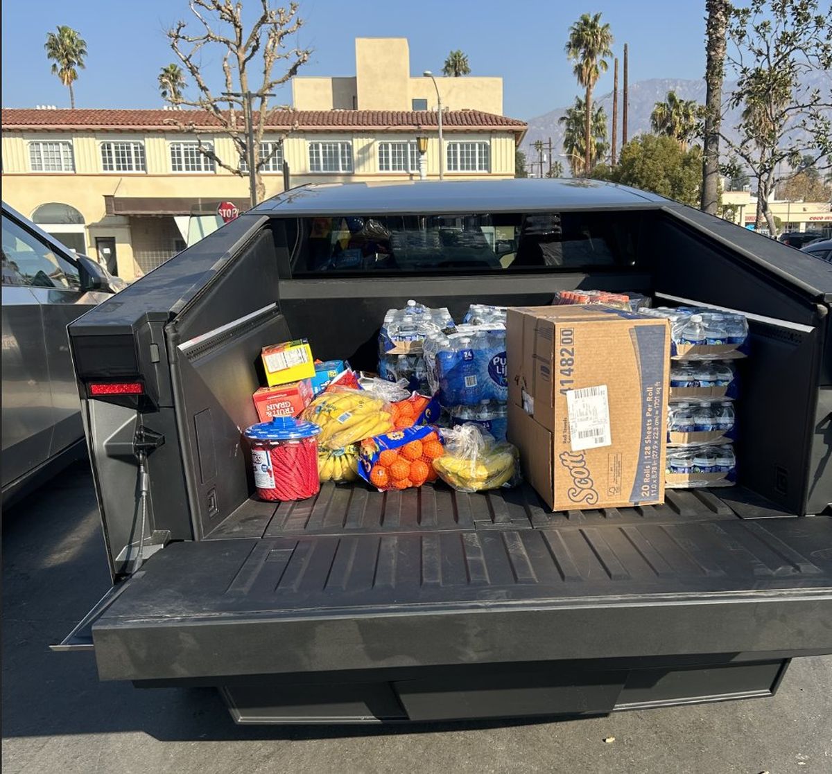 Los vehículos de Tesla proporcionando suministros en las áreas afectadas. Los vehículos de Tesla proporcionando suministros en las áreas afectadas.