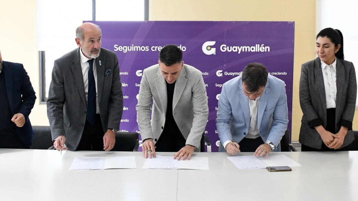 El ministro de Producción, Rodolfo Vargas Arizu, el gerente de Asinmet, Mariano Guizzo, la subsecretaria de Empleo y Capacitación de la Provincia, Emilce Vega Espinoza y el intendente de Guaymallén, Marcos Calvente, firmaron un convenio que tiene por objeto delinear las bases de ejecución del programa para este ciclo 2024.