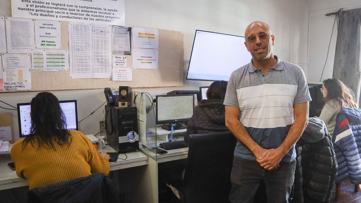 A sus 49 años, el mendocino Carrión tiene una larga trayectoria en el transporte de pasajeros. Acaba de lanzar una app para los usuarios. A sus 49 años, el mendocino Carrión tiene una larga trayectoria en el transporte de pasajeros. Acaba de lanzar una app para los usuarios.