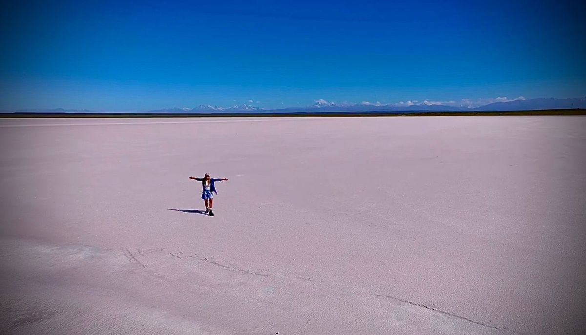 La increíble experiencia de caminar sobre el agua rosa en Mendoza