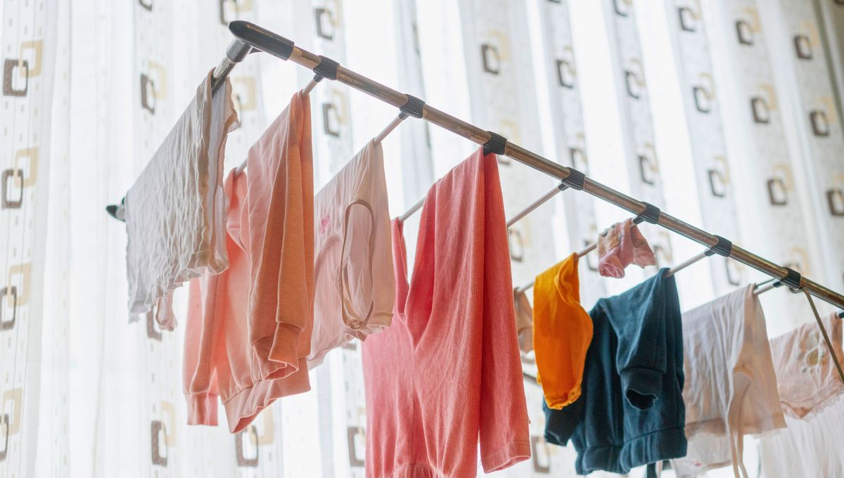 Los peligros de secar la ropa dentro de casa: un error muy común
