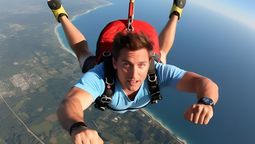 El increíble video donde muestra a un hombre que se lanzó sin paracaídas desde casi 8.000 metros y el impactante desenlace dejó a todos sin palabras - Imagen generada por la IA