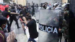 El presidente interino de Perú, Manuel Merino, renunció este domingo al cargo luego de recibir el reclamo del parlamento.