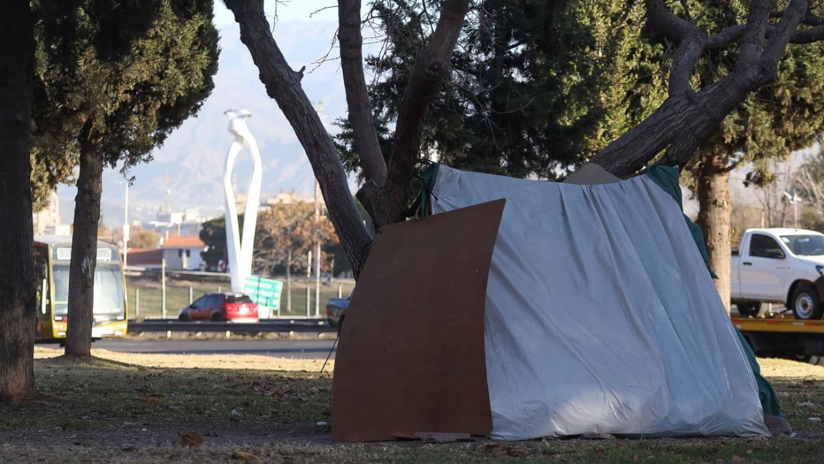 Gente en situación de calle, muy cerca del predio de la Virgen. Gente en situación de calle, muy cerca del predio de la Virgen.