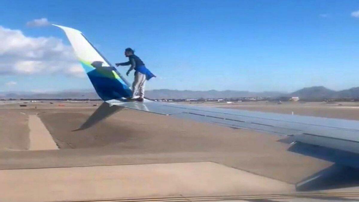 ¡Que hizo! Un hombre caminó sobre el ala de un avión.