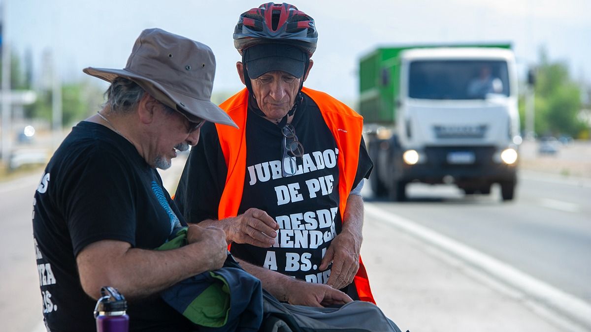Un alto a la sombra, cerca del mediodía. La primera etapa el periplo por los jubilados fue hasta Palmira.