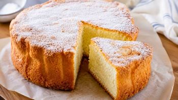 Bizcochuelo casero alto y esponjoso: la receta fácil con 7 ingredientes y el secreto para que quede perfecto Bizcochuelo casero alto y esponjoso: la receta fácil con 7 ingredientes y el secreto para que quede perfecto