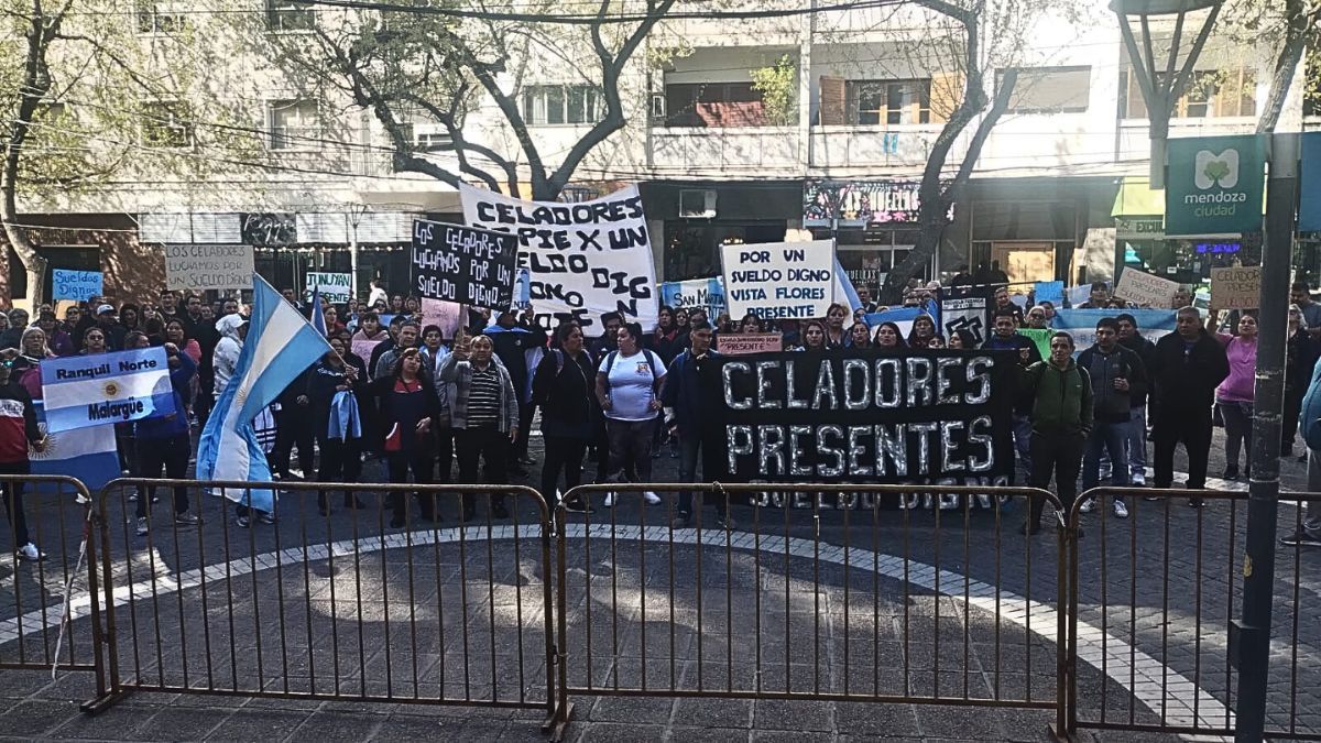 Los celadores autoconvocados marcharon esta mañana desde Garibaldi y San Martín hasta la Casa de Gobierno y se detuvieron en Legislatura. Piden un salario digno y mejores condiciones de trabajo.&nbsp; Foto: Matías Pascualetti