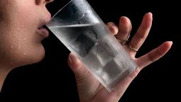 A las personas les encanta tomar agua helada, sin saber que problemas de salud puede ocasionar.