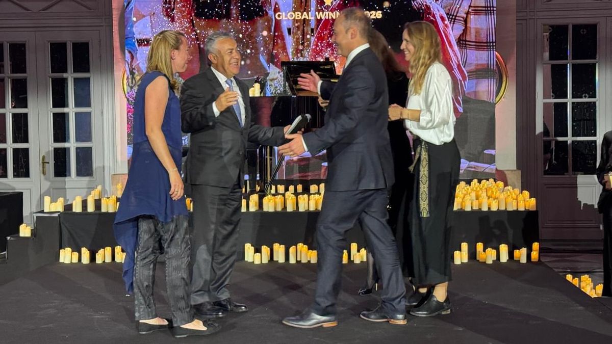 Todos contentos. Alfredo Cornejo felicita a los representantes de Doña Paula. Todos contentos. Alfredo Cornejo felicita a los representantes de Doña Paula.