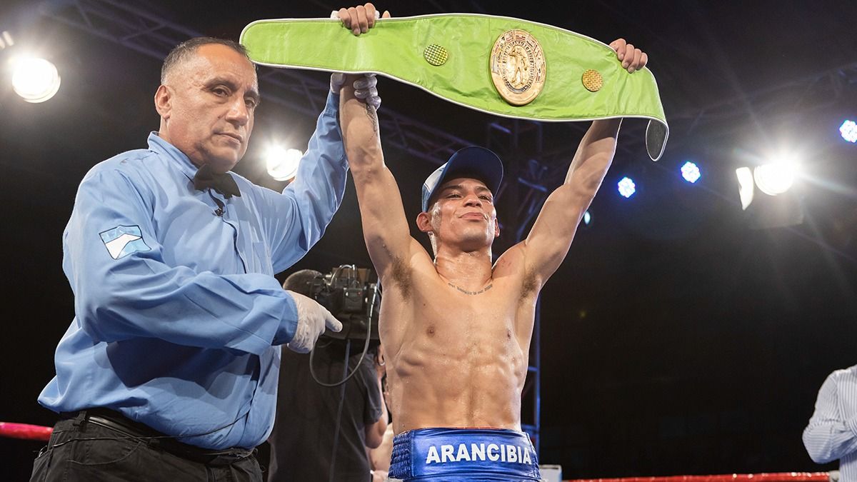 Ángel Arancibia sumó el título Sudamericano de peso gallo en un duelo inolvidable con el chileno Claudio Laviñanza en el Polideportivo de la Municipalidad de Lavalle.