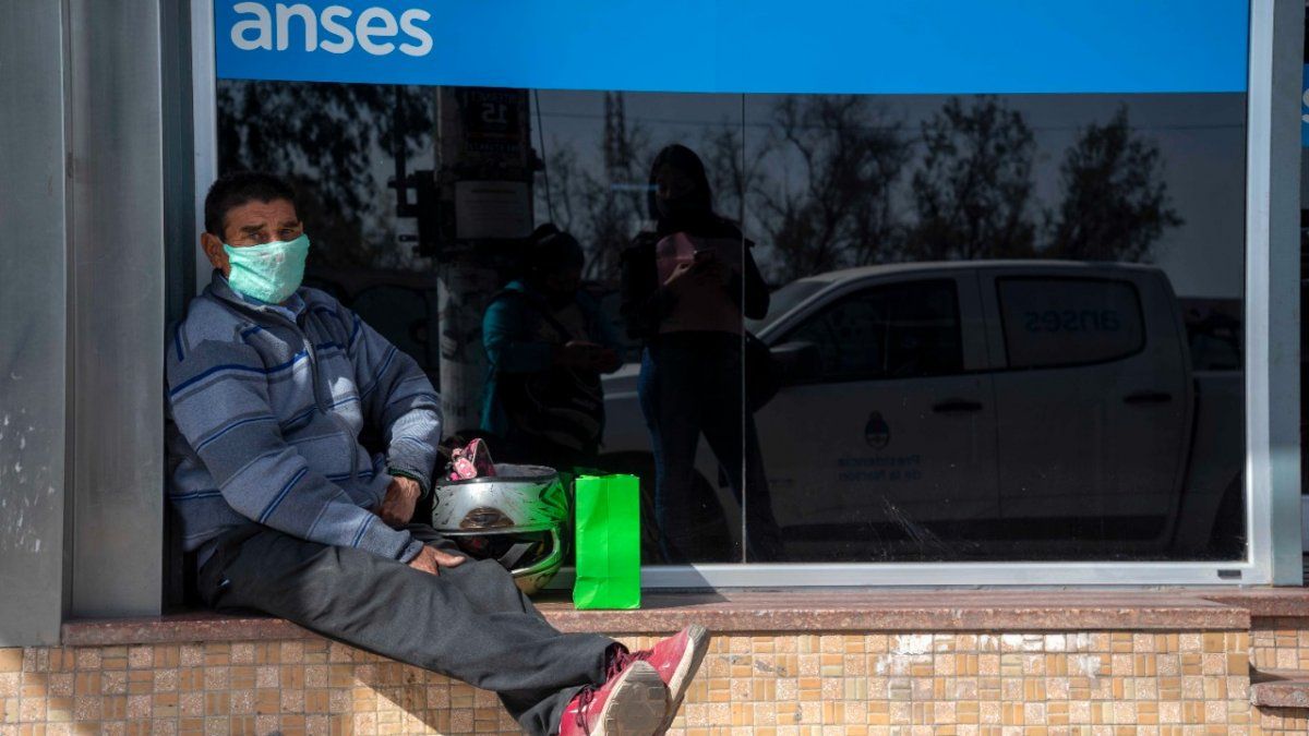 Bono a jubilados: quiénes cobran los $1.500 extra. PAMI paga a través de la ANSES