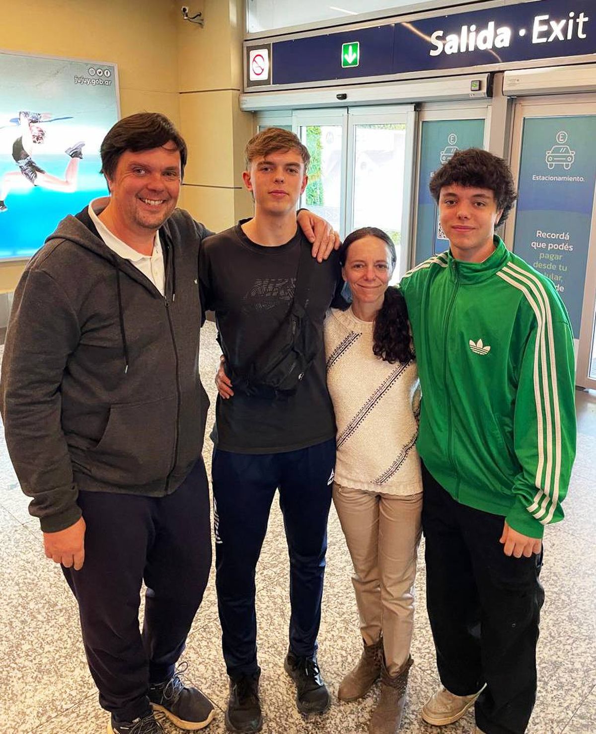 Su papá Eugenio Bernert, su mamá María Javiera Díaz y a su hermano Bautista fueron a despedirlo al aeropuerto de Mendoza. Su papá Eugenio Bernert, su mamá María Javiera Díaz y a su hermano Bautista fueron a despedirlo al aeropuerto de Mendoza.