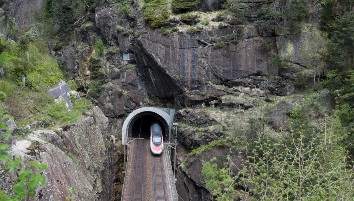 La idea con su desarrollado es poder trasladar el transporte de mercancías por este camino y reducir así el número de camiones que habitualmente obstruyen las carreteras por la zona alpina. La idea con su desarrollado es poder trasladar el transporte de mercancías por este camino y reducir así el número de camiones que habitualmente obstruyen las carreteras por la zona alpina. 