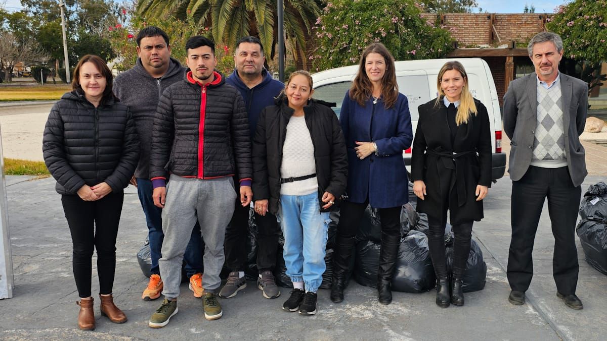 La directora de la Fundación Grupo América, Barbarita Vila, -segunda de derecha a izquierda- junto a Gabriela Alé, directora Ejecutiva de la Fundación&nbsp; y Belén Moreno -primera de izquierda a derecha-&nbsp; responsable de Comunicación- junto a representantes de las instituciones que recibieron las donaciones.&nbsp;