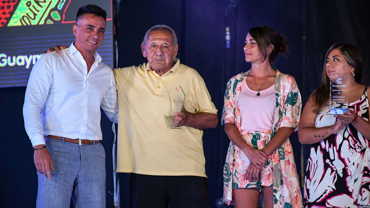 El Topo Alcaraz, ex futbolista de Atlético Argentino y Deportivo Guaymallén, recibió una distinción de manos del intendente Marcos Calvente. El Topo Alcaraz, ex futbolista de Atlético Argentino y Deportivo Guaymallén, recibió una distinción de manos del intendente Marcos Calvente.