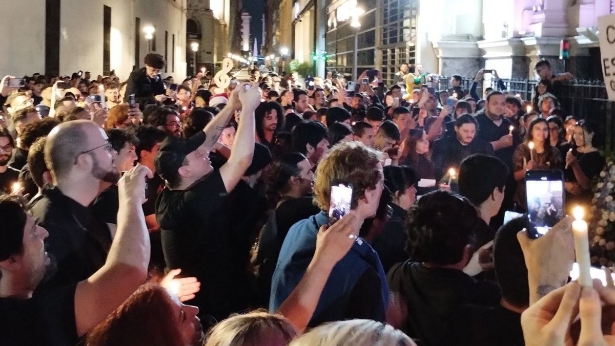 Los militantes de LLA se convocaron por las redes y se apretujaron el sábado a la noche en la puerta del BCRA.