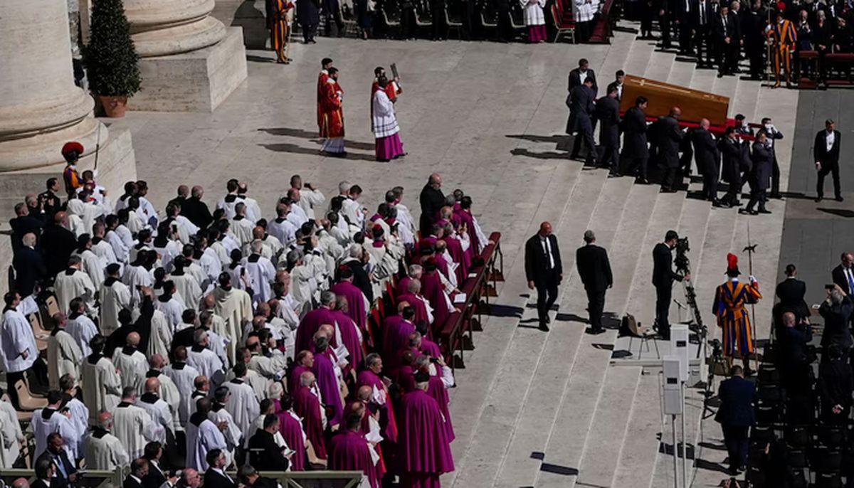 El traslado del féretro del santo padre hacia la Basílica Santa María la Mayor, donde él lo eligió. El traslado del féretro del santo padre hacia la Basílica Santa María la Mayor, donde él lo eligió.