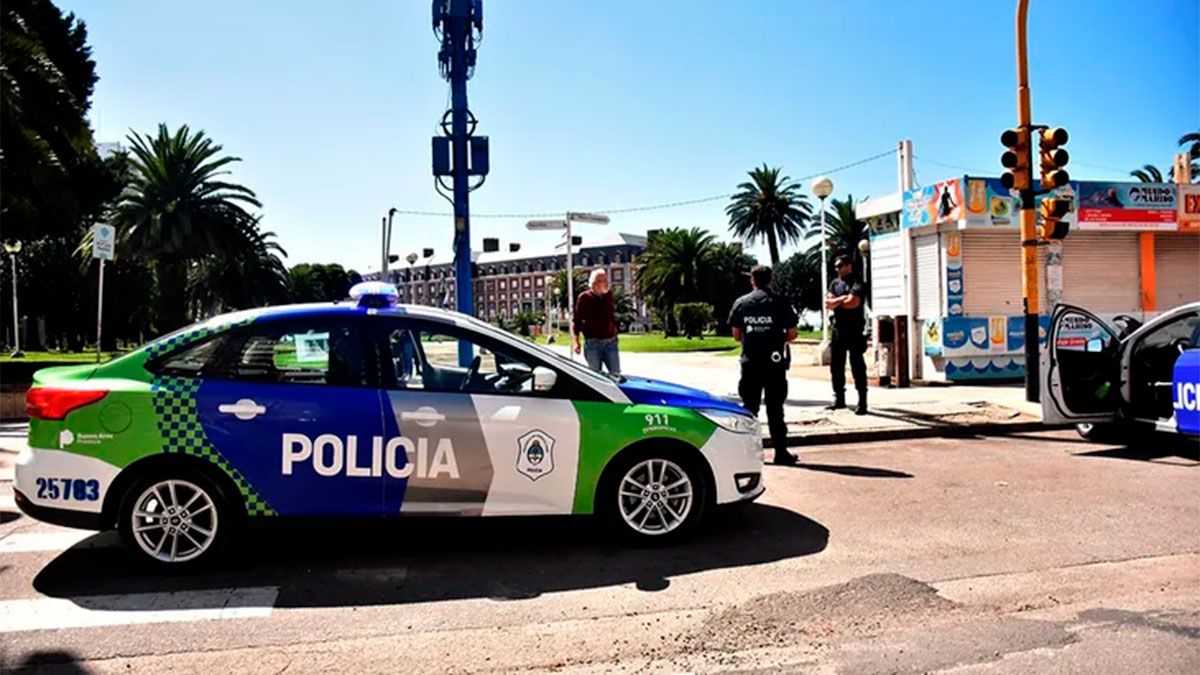 Tres hombres interceptaron a un cuidacoches en pleno centro de la ciudad de Mar del Plata al que le reclamaban dinero por la supuesta venta de un televisor.