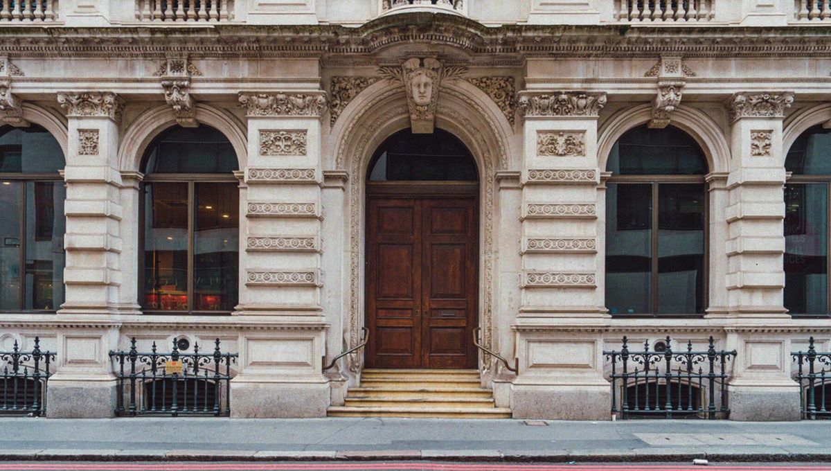 En la arquitectura de principios del siglo XX, la puerta de acceso tenía un rol simbólico, ya que era la primera declaración visual de la vivienda. Fuente: iStock. En la arquitectura de principios del siglo XX, la puerta de acceso tenía un rol simbólico, ya que era la primera declaración visual de la vivienda. Fuente: iStock.