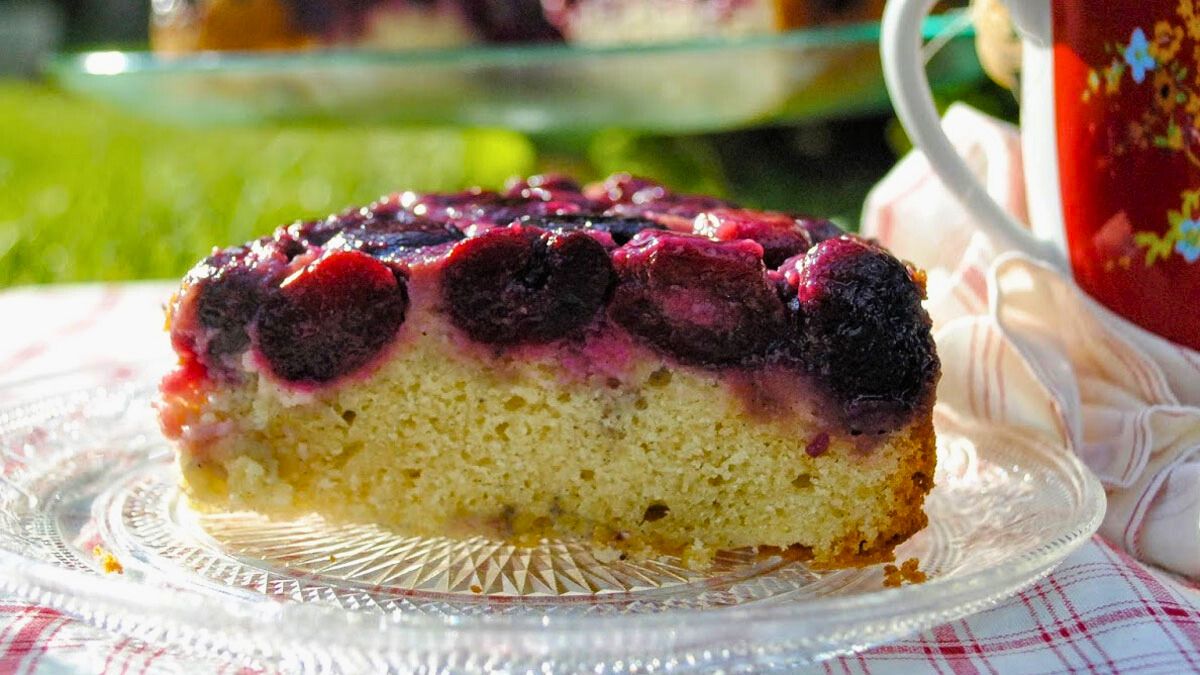 Cómo hacer una torta invertida de guindas en la sartén: la receta exquisita para compartir en familia