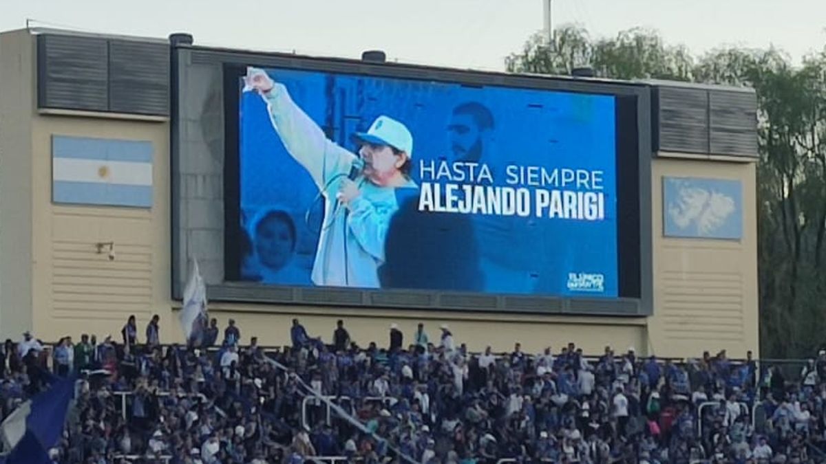 Alejandro Parigi fue homenajeado, también, por el Tomba, en el Estadio.