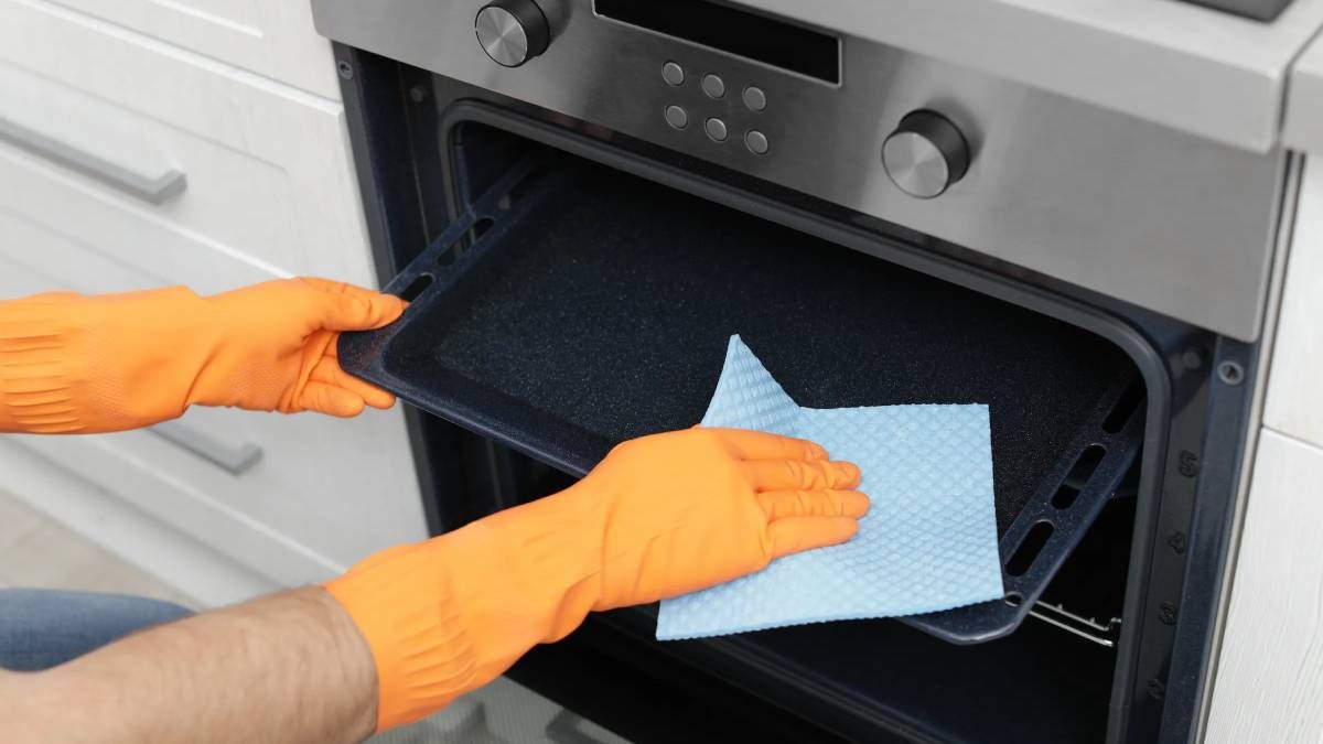 Limpia y deja impecable la bandeja del horno con este truco de expertos