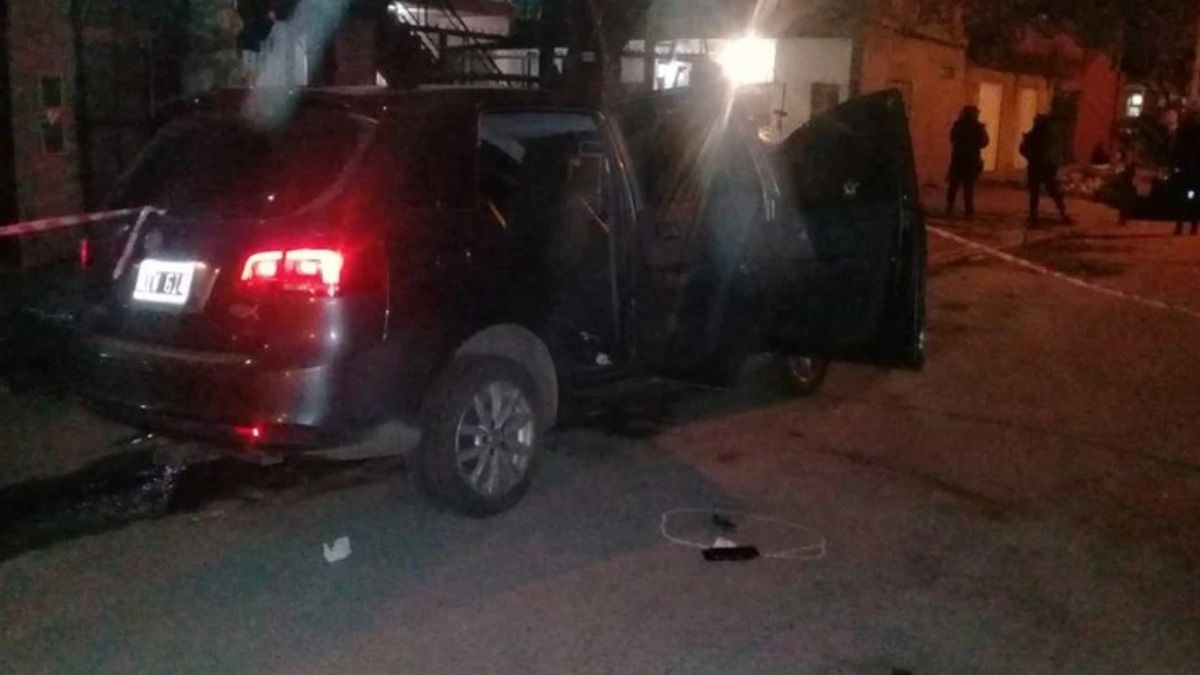 Los jóvenes delincuentes se enfrentaron a los tiros con un policía de la Bonaerense, quien se resistió al robo de su moto, y uno de los ladrones cayó muerto