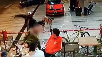 Video: amenazó con degollarlo con un machete para robarle