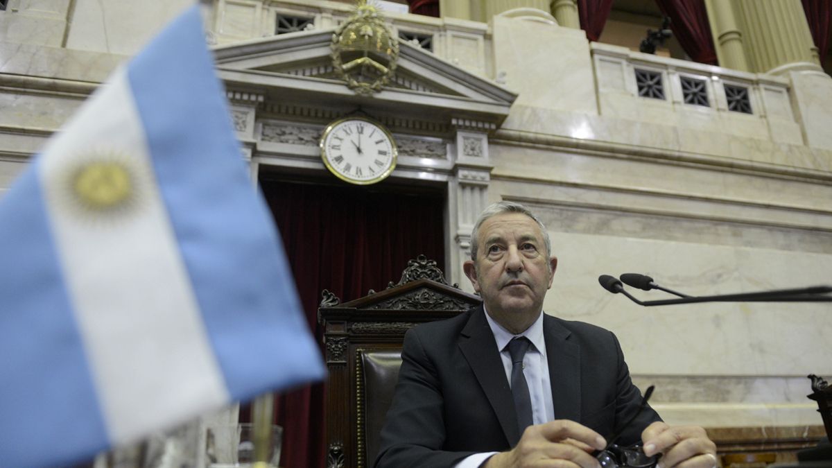 Cobos fue uno de los que participó en los dictámenes de minoría; alternativas a la ley. Cobos fue uno de los que participó en los dictámenes de minoría; alternativas a la ley.