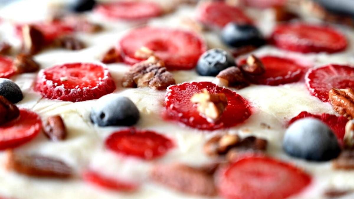 Recetas saludables: cómo hacer barritas heladas de yogur y frutos rojos.