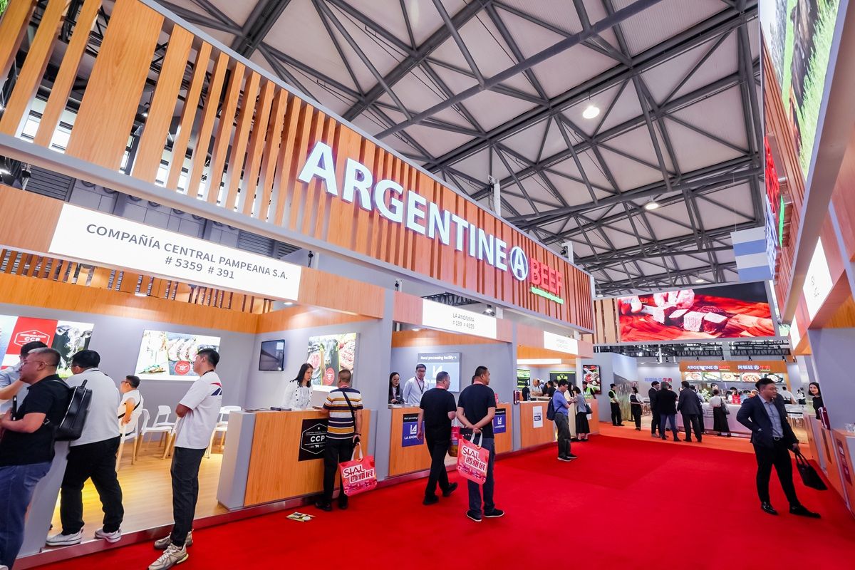 Una visitante prueba el plato hecho con la carne vacuna argentina en la feria SIAL Shanghai en mayo. PARA USO DE CHINA DAILY