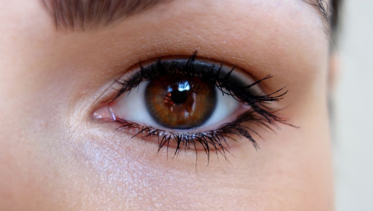 El sencillo truco beauty que ilumina los ojos marrones: se usa un único producto