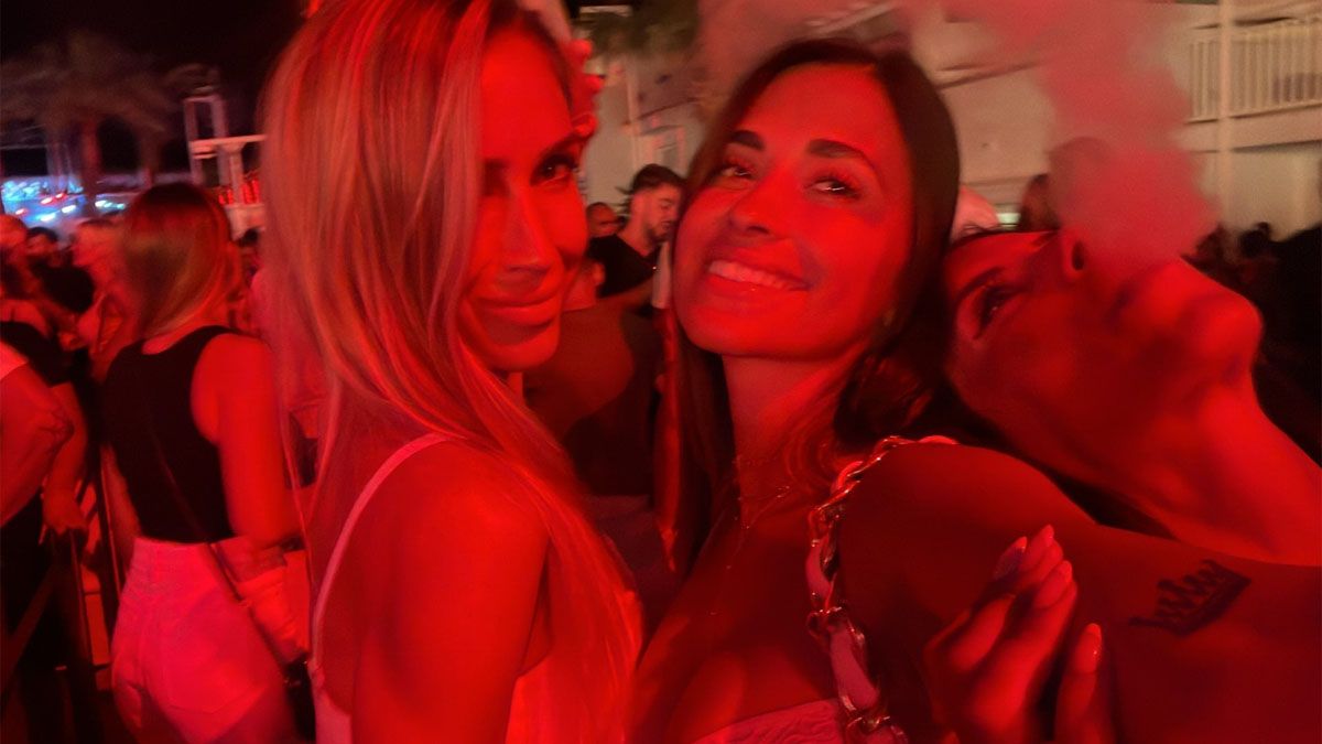 Antonela Roccuzzo y Sofía Balbi disfrutando de la noche de Ibiza