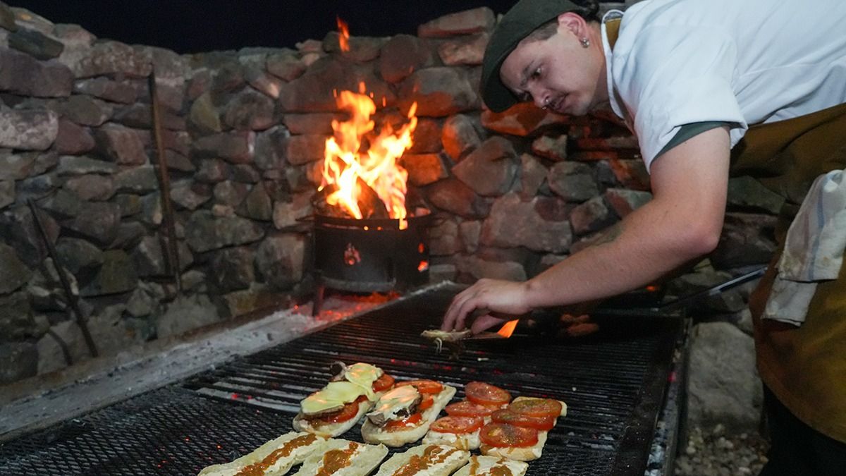 Los fuegos de Isidris, en Puesto del Indio, encendieron temprano para preparar la gastronomía que acompaña la degustación de vinos. Los fuegos de Isidris, en Puesto del Indio, encendieron temprano para preparar la gastronomía que acompaña la degustación de vinos.