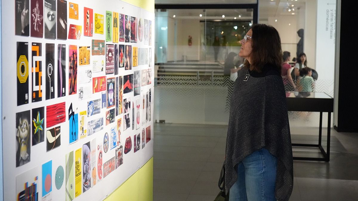 En el mes del Diseño Argentino, la referente mendocina Tite Barbuzza expone sus piezas gráficas en el MMAMM. En el mes del Diseño Argentino, la referente mendocina Tite Barbuzza expone sus piezas gráficas en el MMAMM.