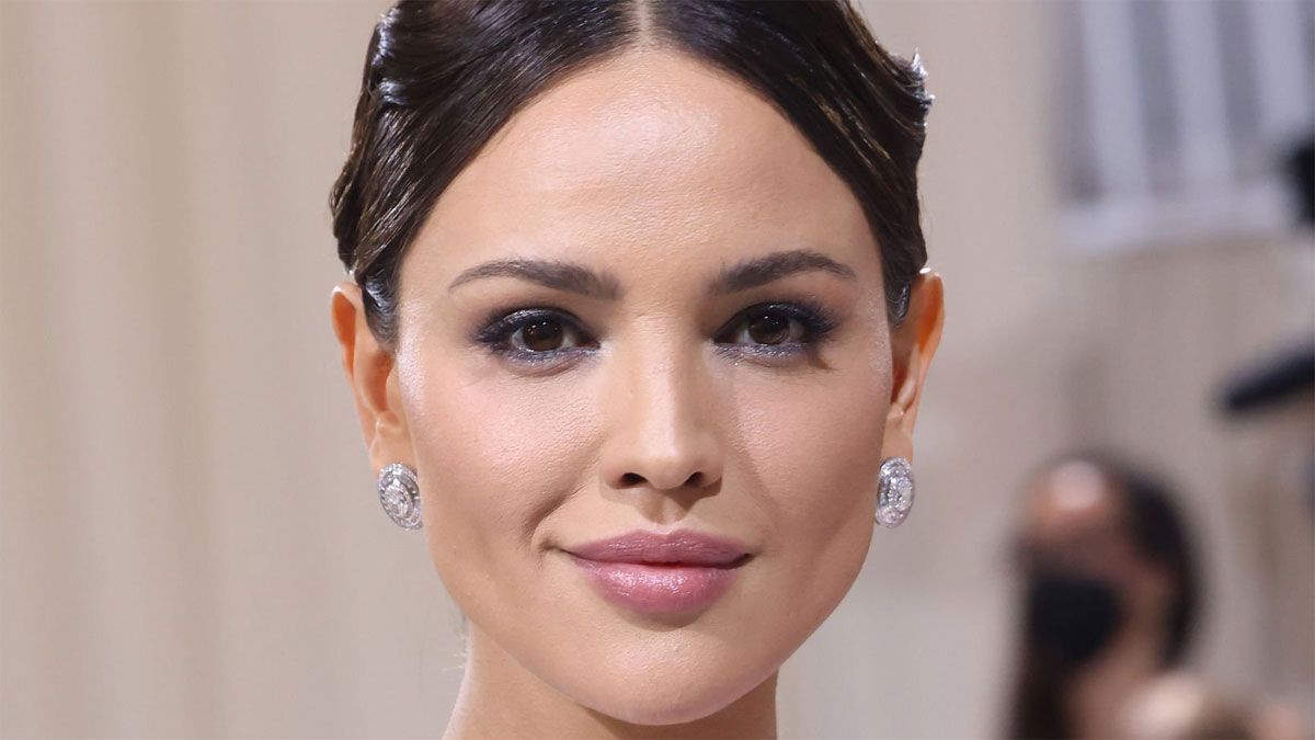 La actriz Eiza González interpreta a Auggie Salazar en la serie de Netflix.