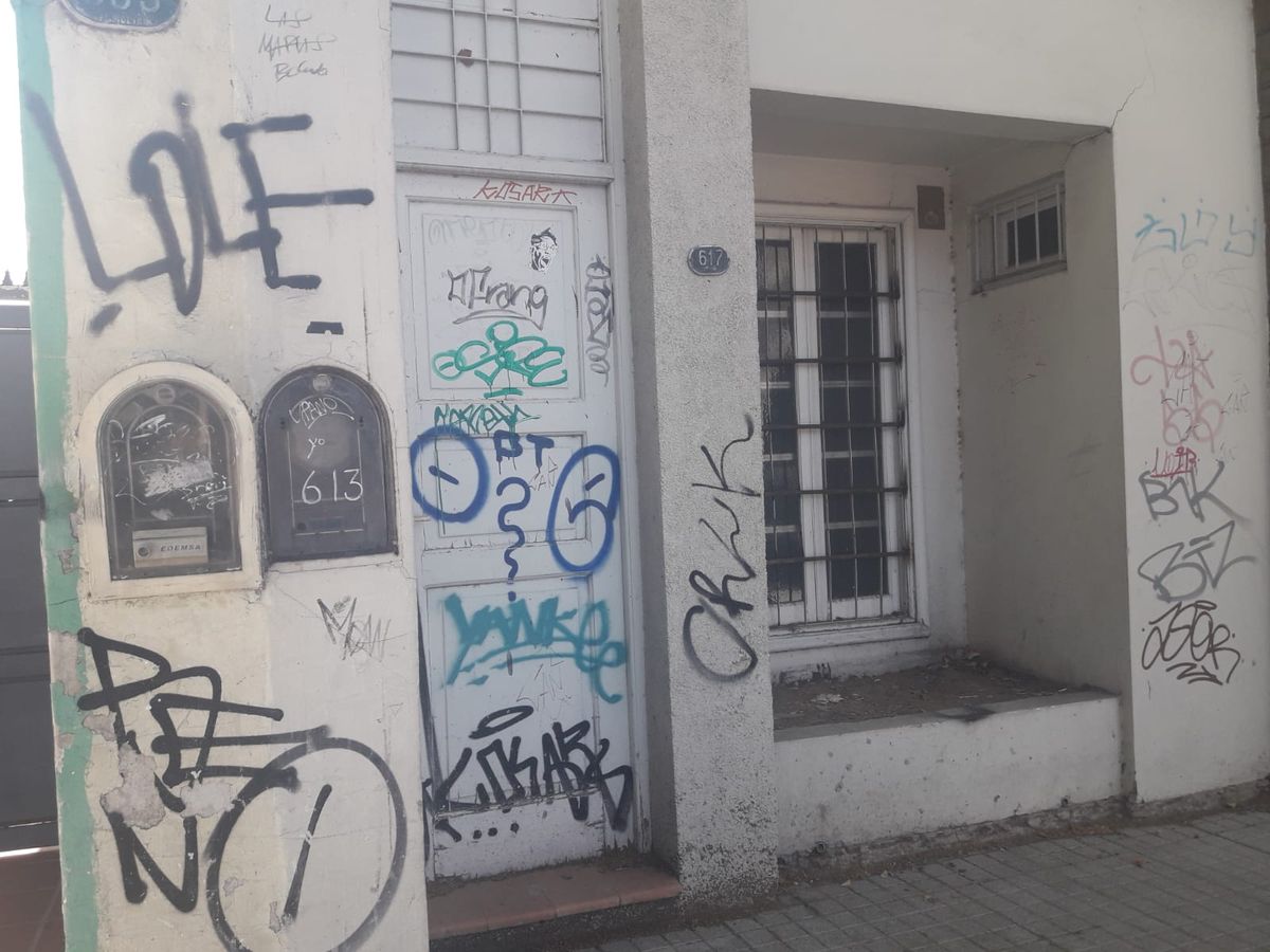 Detrás de todo este enchastre hay una casa, frente al colegio Martín Zapata.