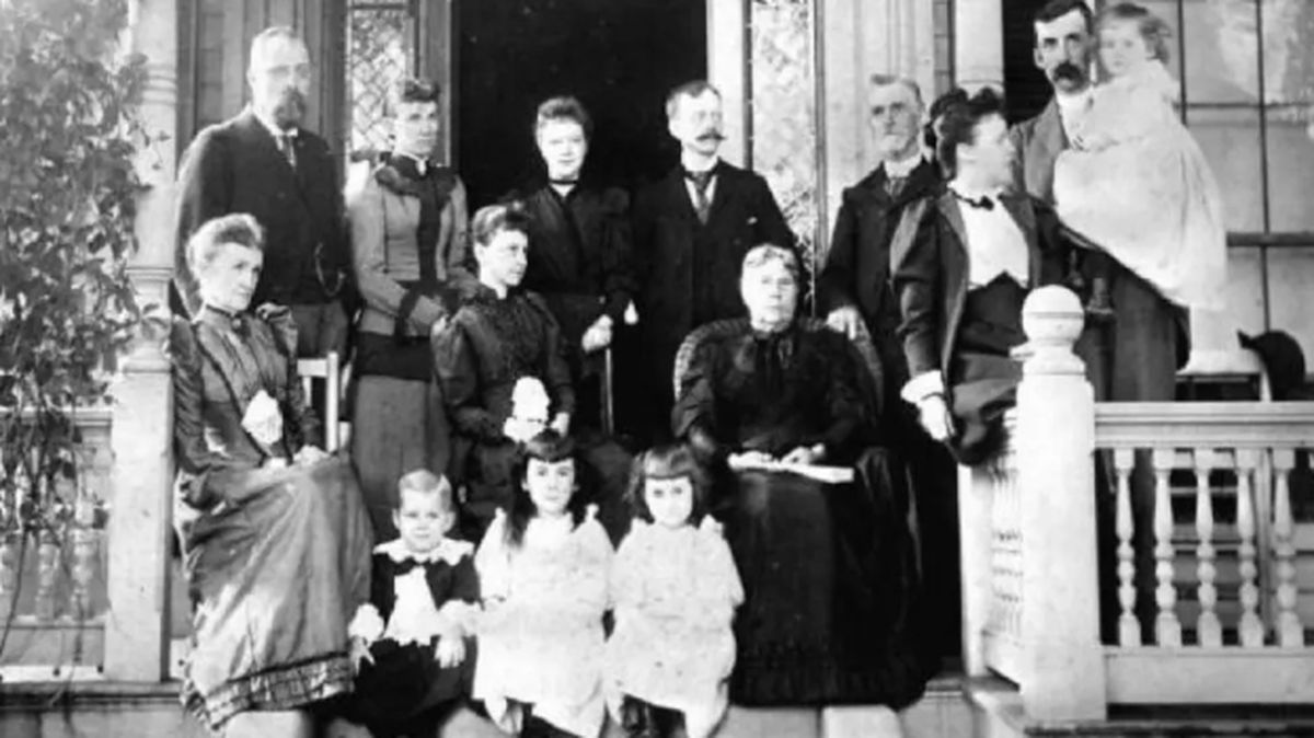 Difícil encontrar una sonrisa en las fotos del siglo XIX. Difícil encontrar una sonrisa en las fotos del siglo XIX.