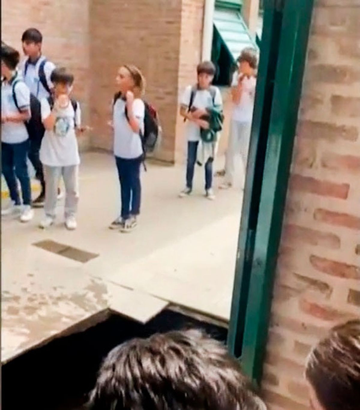 Los jóvenes alumnos quedaron hundidos en materia fecal y tragaron el liquido peligroso.