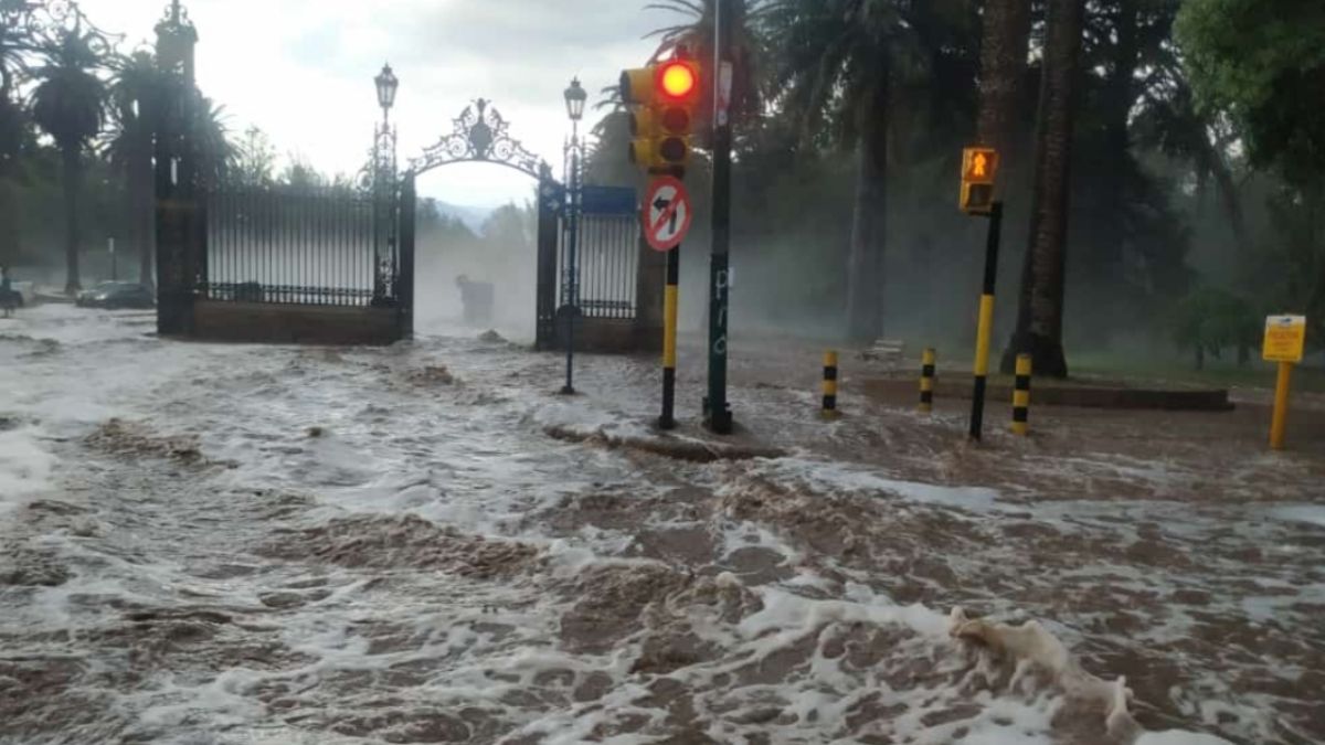 Impresionante imagen de los Portones del Parque, sobre calle Boulogne Sur Mer, donde se fpuede ver el efecto de la gran cantidad de agua caída en poco minutos sobre el Gran Mendoza.